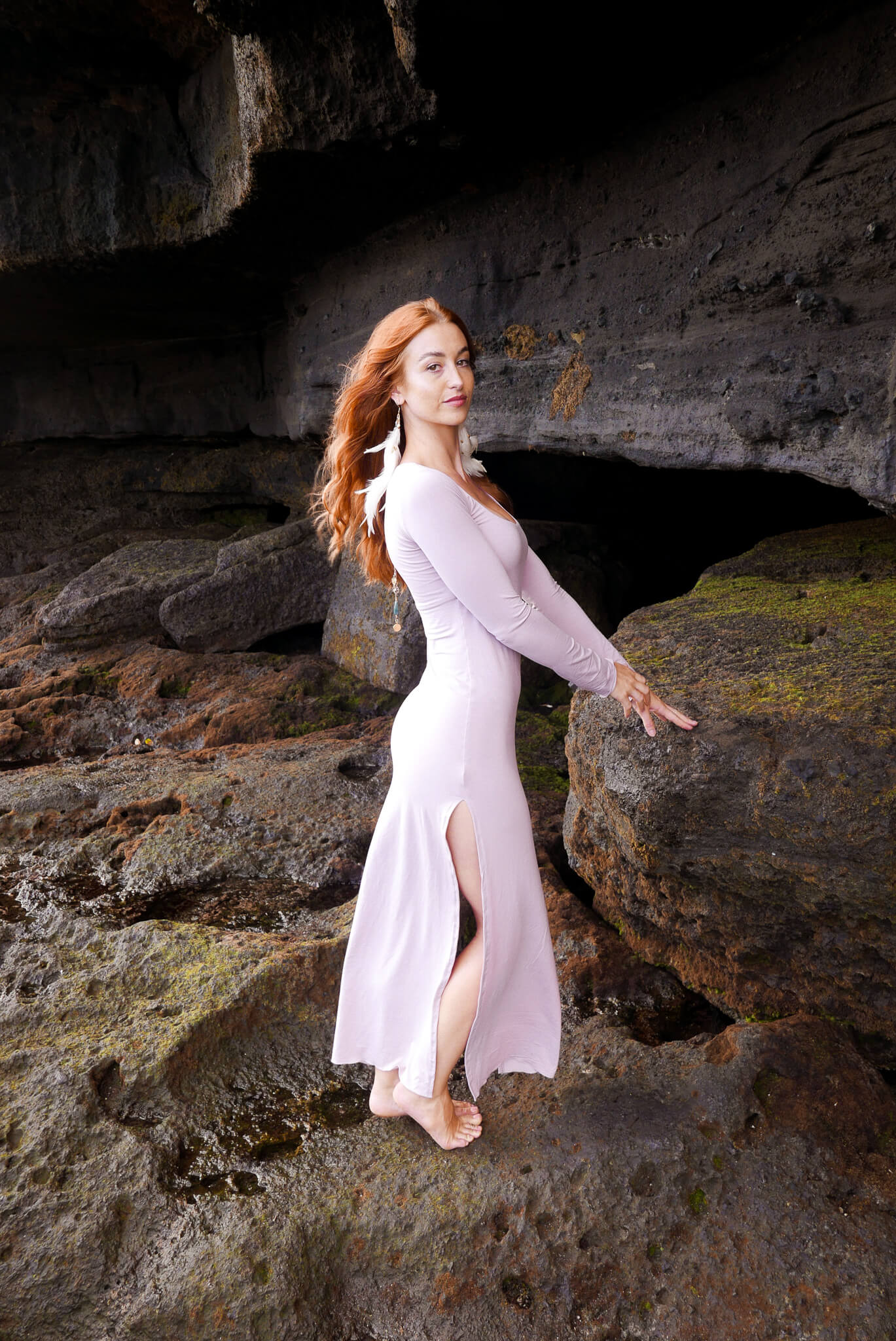 Casual long sleeve dress with side cuts and U-shaped neck in color rosewood.